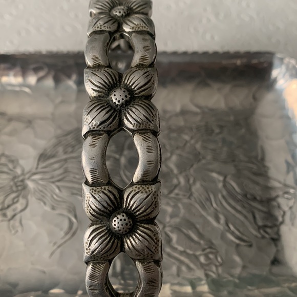 Rodney Kent Tulip Hammered Aluminum Trinket Tray with Handle - Picture 5 of 6